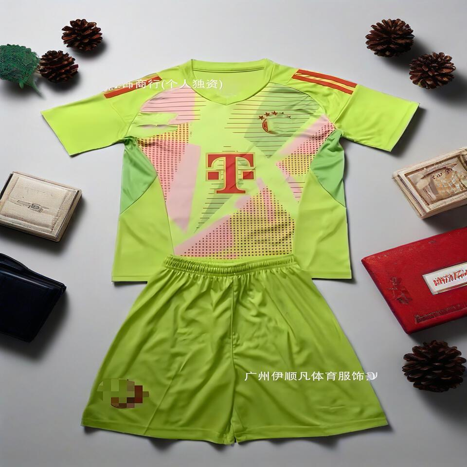 Bayern Goalkeeper Series Fluorescent Green Breathable Comfortable Short Sleeve Soccer Jersey Set